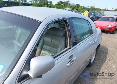 2000 Lincoln Town Car Executive z USA, uszkodzony, nr VIN 1LNHM81WXYY898799